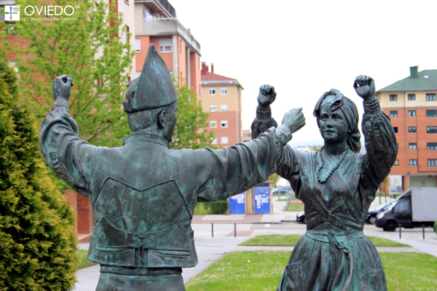 Escultura Homenaje al folklore astur y a Juanín de Mieres